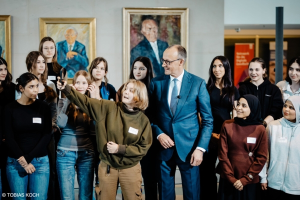 Girls'Day-Teilnehmerinnen machen ein Selfie mit Bundeskanzler Friedrich Merz beim Girls'Day-Auftakt
