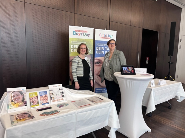 Tabea Schroer und Dr. Anna Voigt beim Deutsch-Franz&ouml;sischen Tag