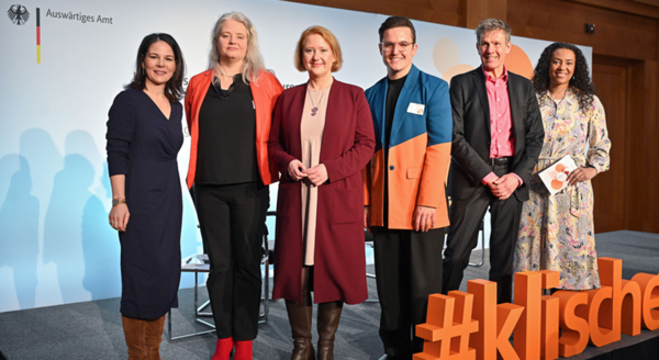 Annalena Baerbock (Bundesaußenministerin), Prof.'in Katharina Zweig (RPTU Kaiserslautern), Lisa Paus (Bundesministerin für Familie, Senioren, Frauen und Jugend), Emre Celik (Antidiskriminierungsexperte), Miguel Diaz (Leiter der Servicestelle der Initiative Klischeefrei), Anne Chebu (Moderatorin) auf der Bühne der Klischeefrei-Fachtagung