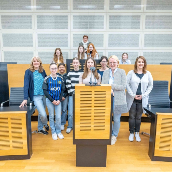 Girls'Day-Teilnehmerinnen mit Politikerin im Landtag