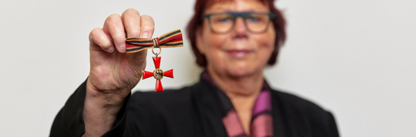 Frau mit Bundesverdienstkreuz