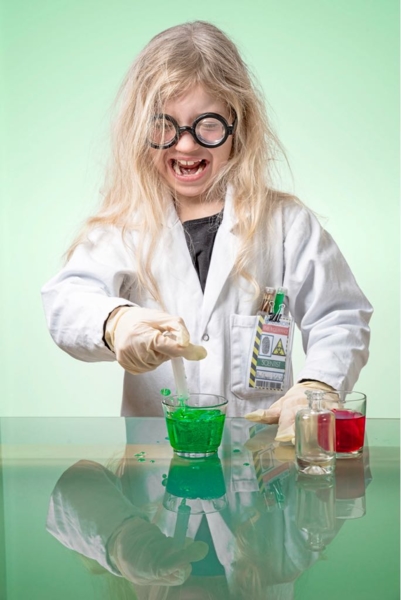 Mädchen mit dicker Brille bei Chemieexperimenten