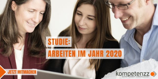 Drei Menschen schauen in einen Monitor