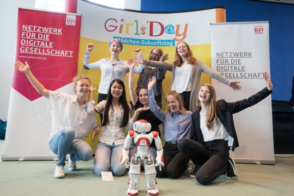 Junge Frauen mit Roboter beim Girls'Day