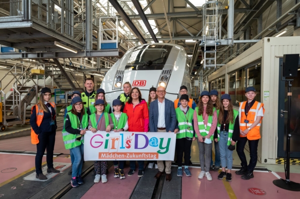 Gruppenfoto vom Girls'Day 2022 bei der Deutschen Bahn