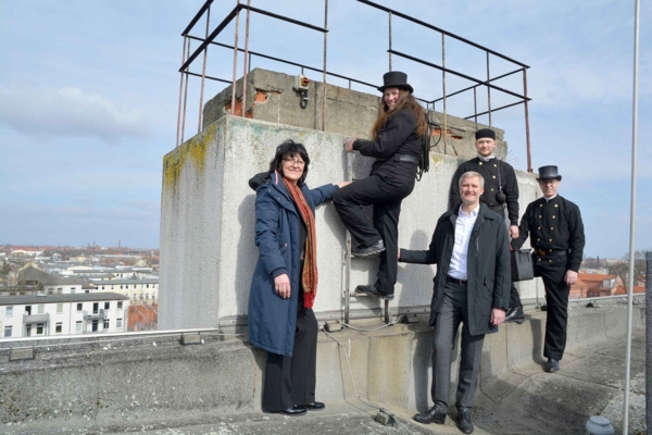 Eva Feußner (Bildungsministerin), Burghard Grupe (HWK-Hauptgeschäftsführer), Lara Keller, Leon Magel und Torsten Kiel (Landesinnungsmeister)