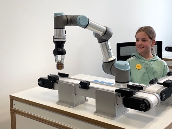 Mädchen mit Roboterarm