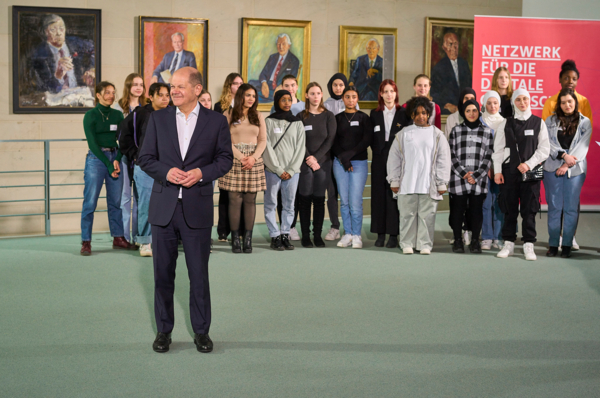 Gruppenbild mit Bundeskanzler Olaf Scholz