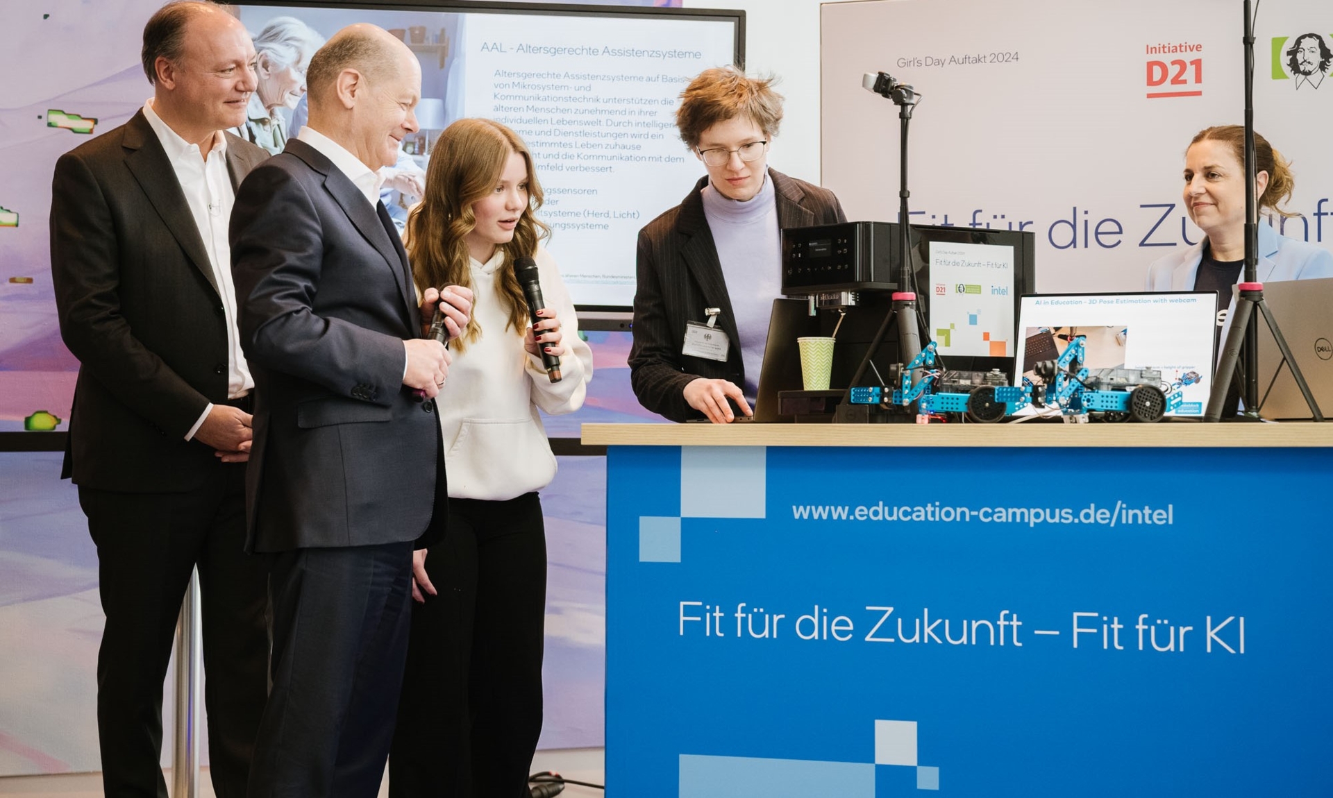 Bundeskanzler Olaf Scholz am Intel-Stand