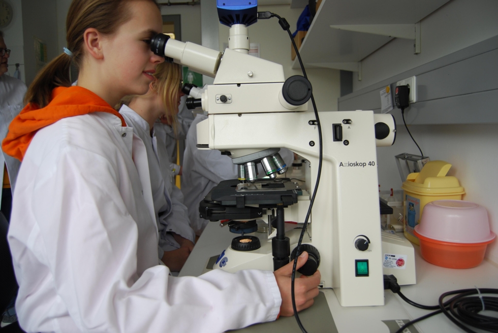 Girls'Day Teilnehmerinnen im Labor