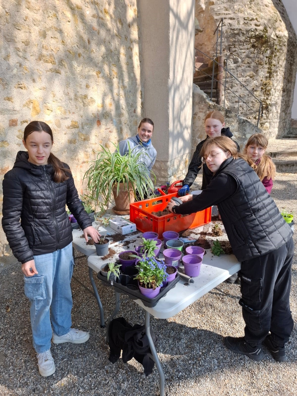Girls'Day-Teilnehmerinnen bei Gartenarbeiten