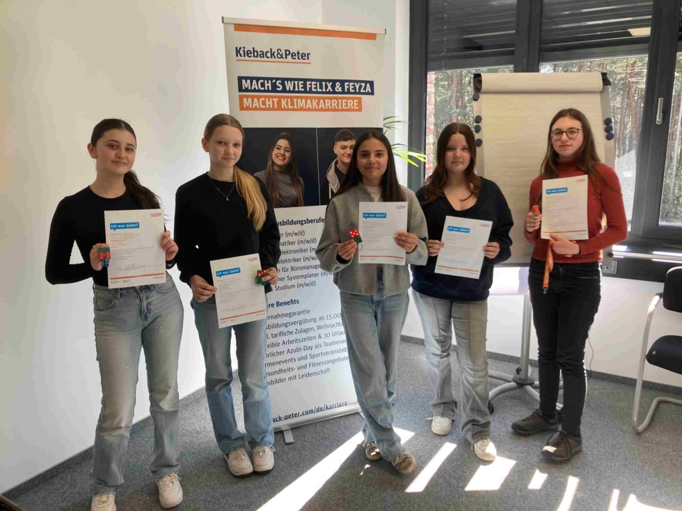 Fünf Girls' Day Teilnehmerinnen zeigen ihre Teilnehmerurkunde