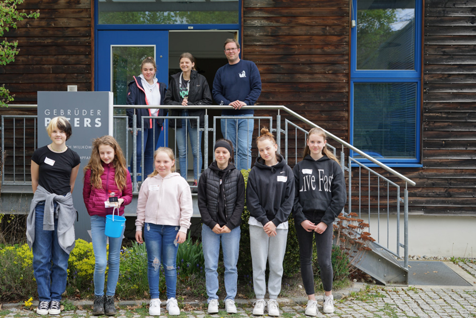 Gruppenfoto vor dem Firmengebäude der Gebrüder Peters