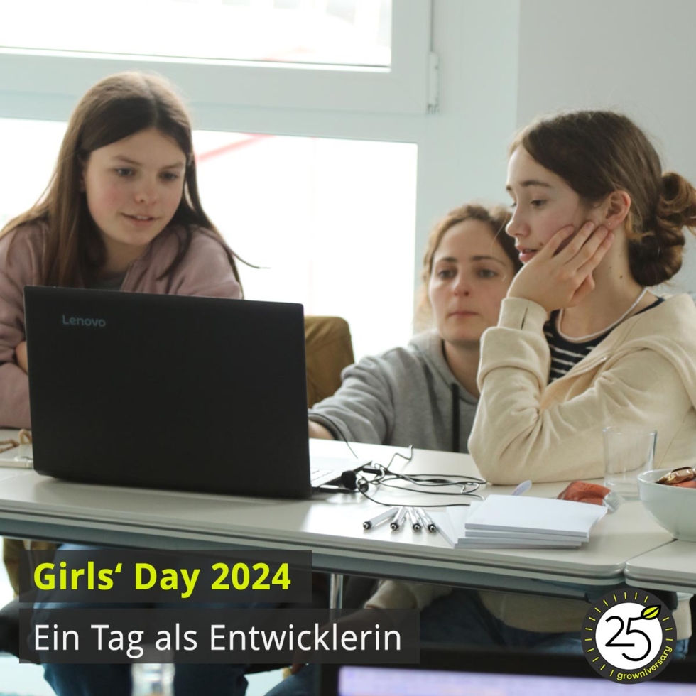Girls'Day Teilnehmerinnen arbeiten am Laptop
