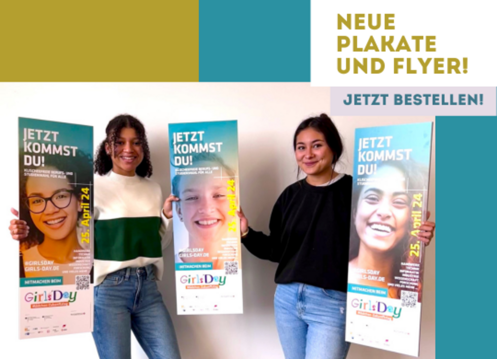 Zwei junge Frauen halten Girls'Day-Plakate