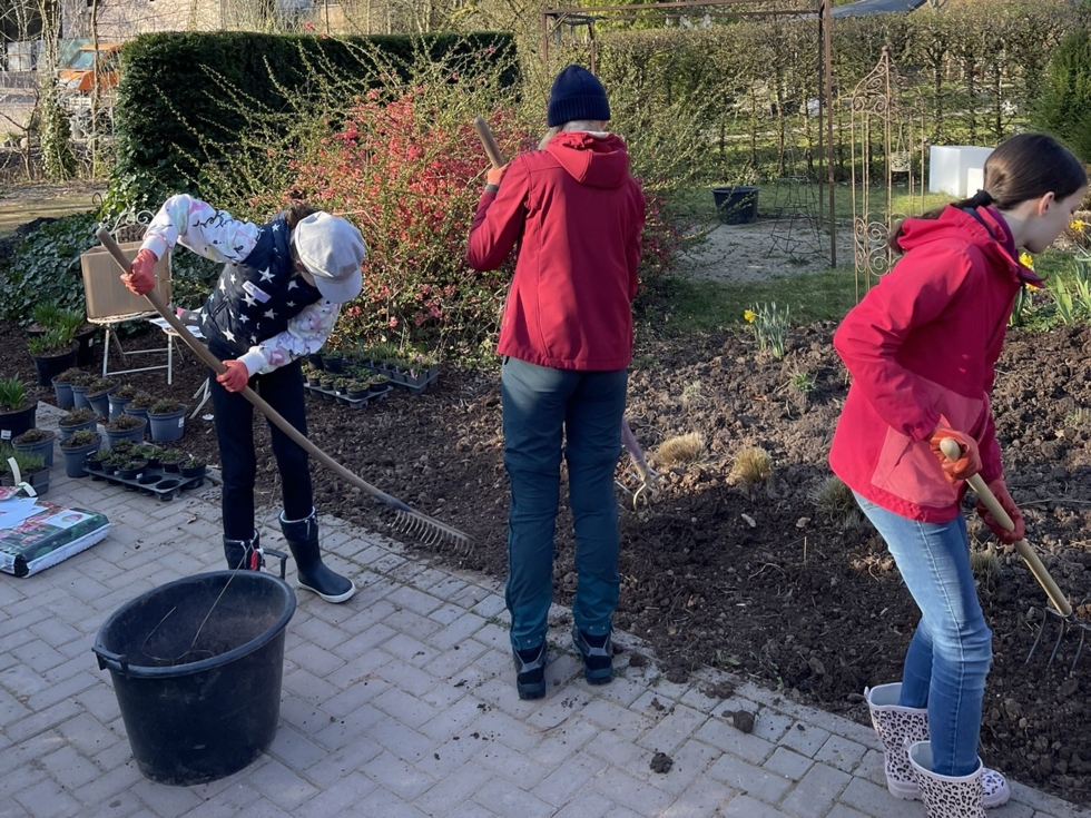 Girls'Day-Teilnehmerinnen bei Gartenarbeiten