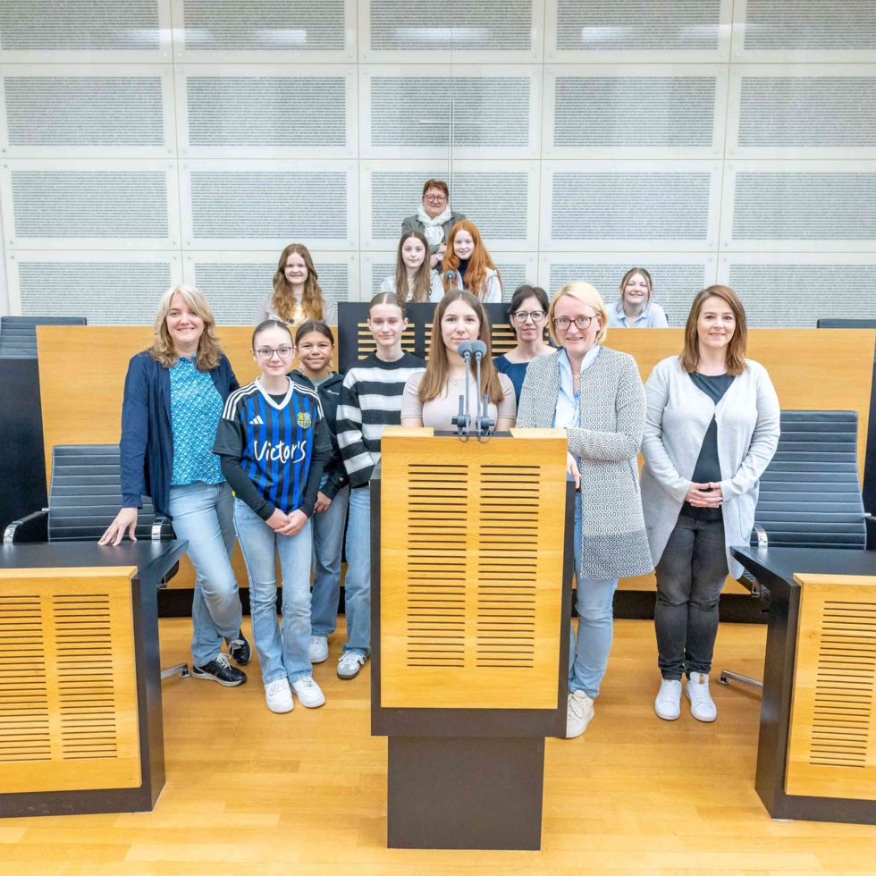 Girls'Day-Teilnehmerinnen mit Politikerin im Landtag