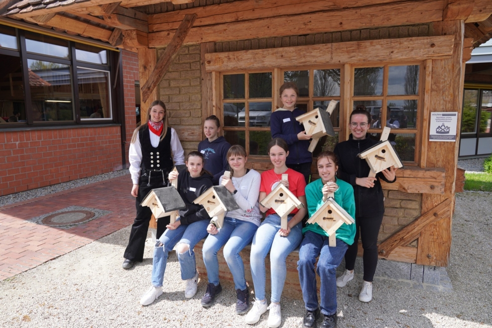 Girls'Day-Teilnehmerinnen mit Mitarbieterinnen