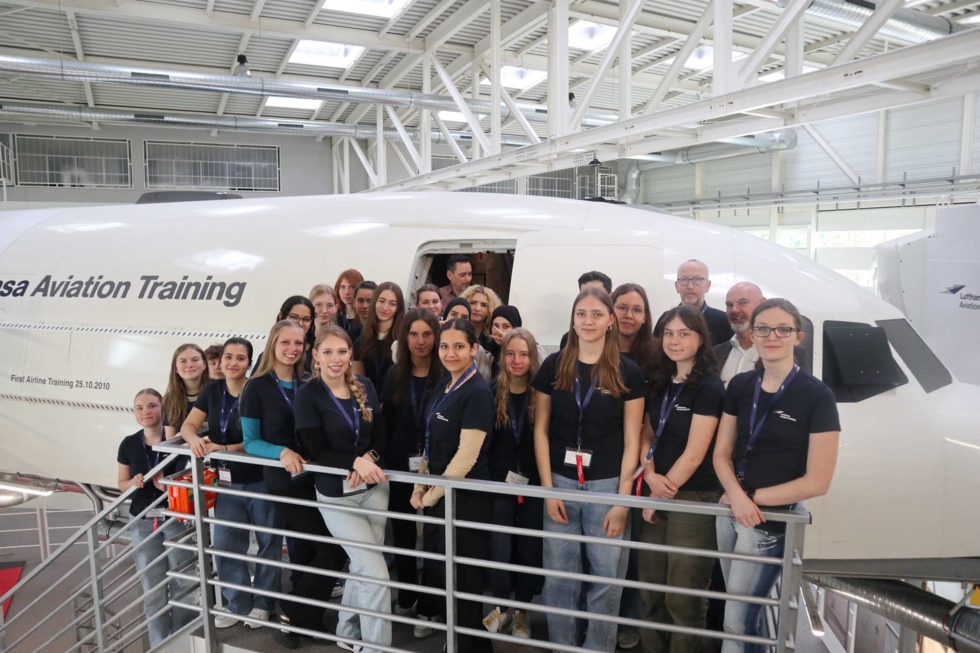 Girls'Day Teilnehmende Gruppenfoto vor einem Flugzeug