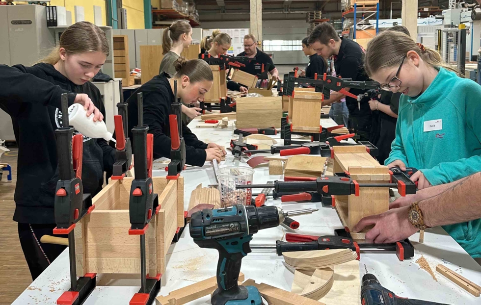 Girls'Day-Teilnehmerinnen an der Werkbank