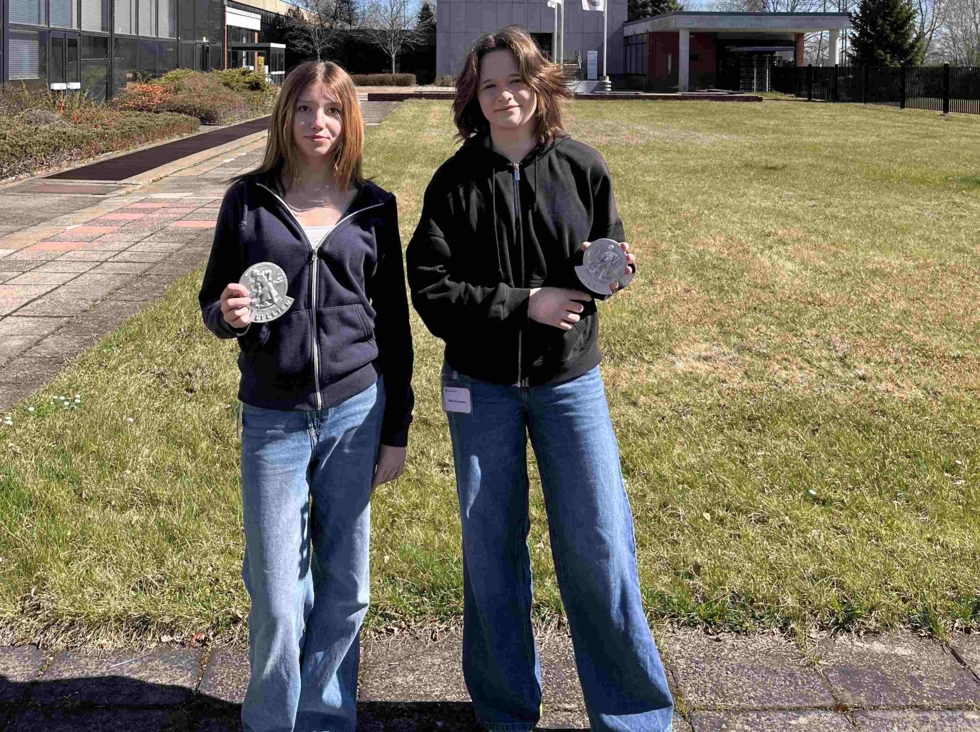 Zwei Girls'Day-Teilnehmerinnen bei Sachsen Guss