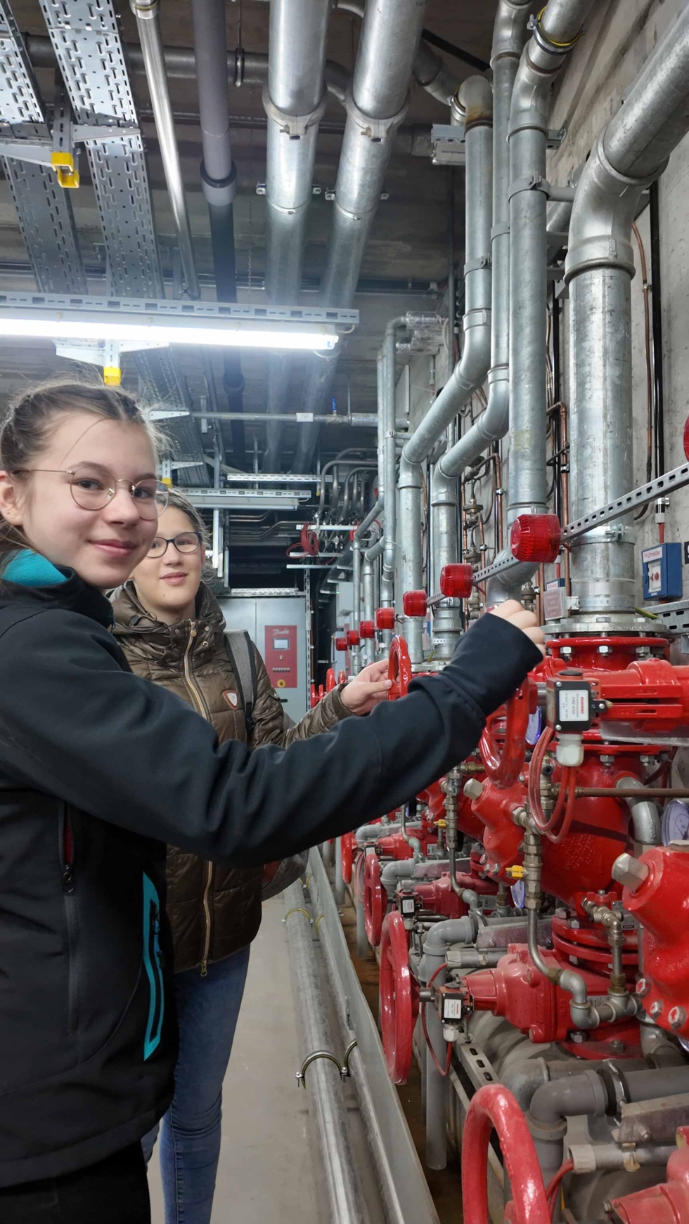 Girls'Day-Teilnehmerinnen im Heizungsraum des Theaters Darmstadt
