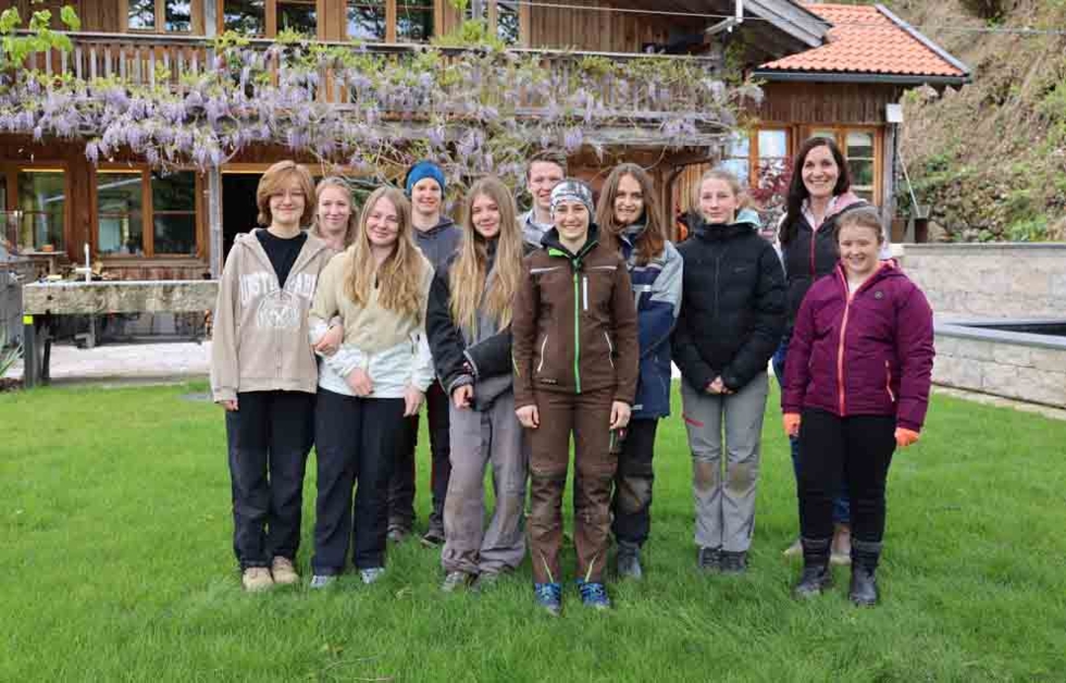 Gruppenbild mit Girls'Day-Teilnehmerinnen und Fuchs baut Gärten GmbH