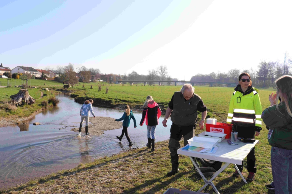Girls'Day-Teilnehmerinnen mit Gummistiefeln beim Wasserprobennehmen