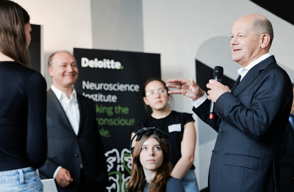 Olaf Scholz am Deloitte-Stand im Gespräch mit Girls'Day-Teilnehmerinnen.