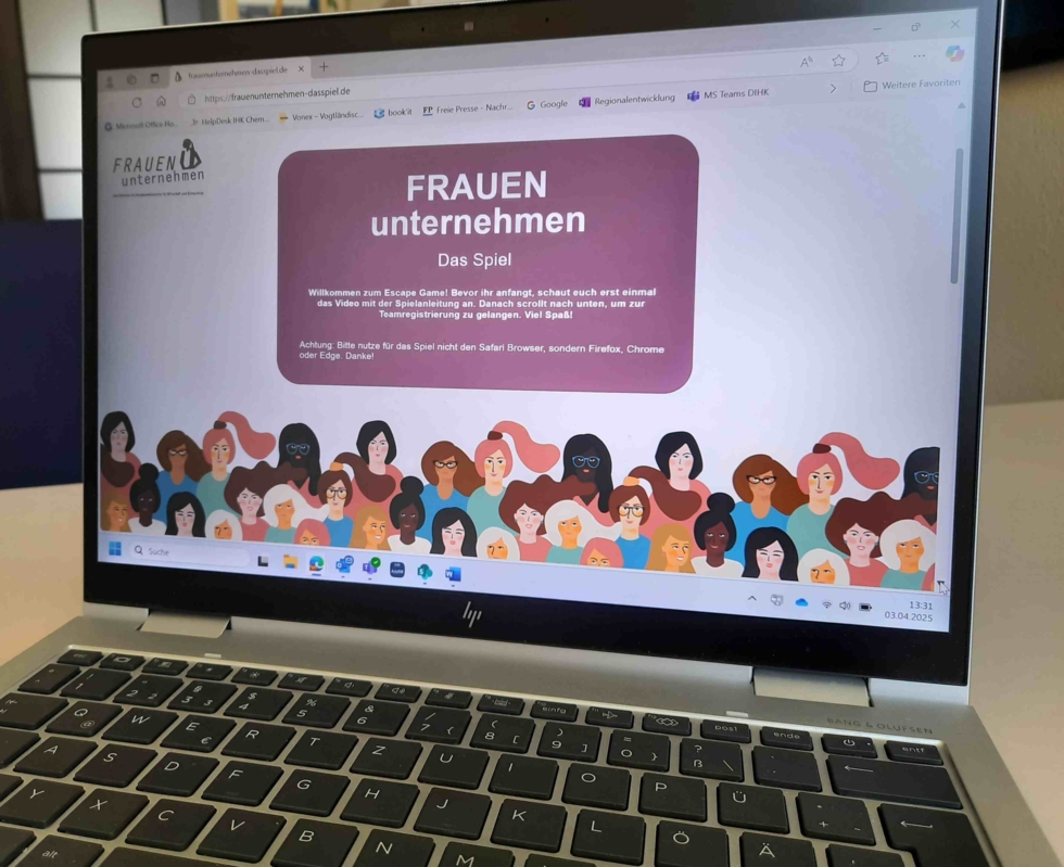 Laptop mit der Startseite des Spiels "Frauen unternehmen"