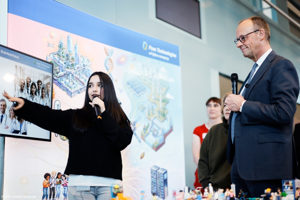Am Stand von Fsas Technologies zeigt eine Girls'Day-Teilnehmerin dem Bundeskanzler, wie eine KI trainiert wird.