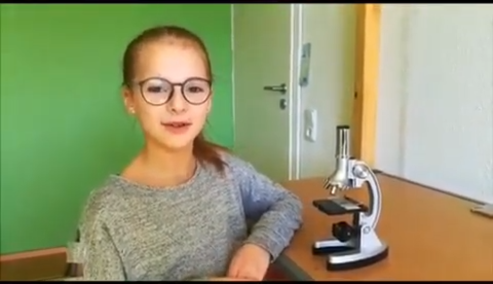 Mädchen neben einem Mikroskop