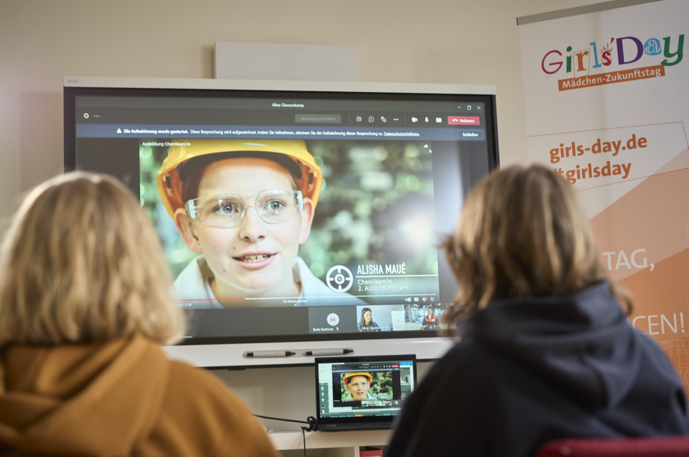 Zwei Mädchen vor einem Monitor