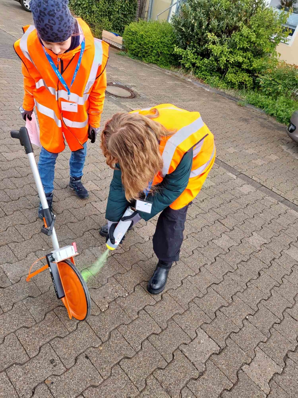 Girls'Day-Teilnehmerinnen bei der Baustelenabsicherung