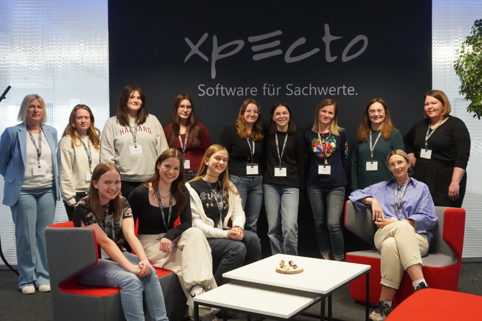 Gruppenfoto mit Girls'Day-Teilnehmerinnen bei xpecto