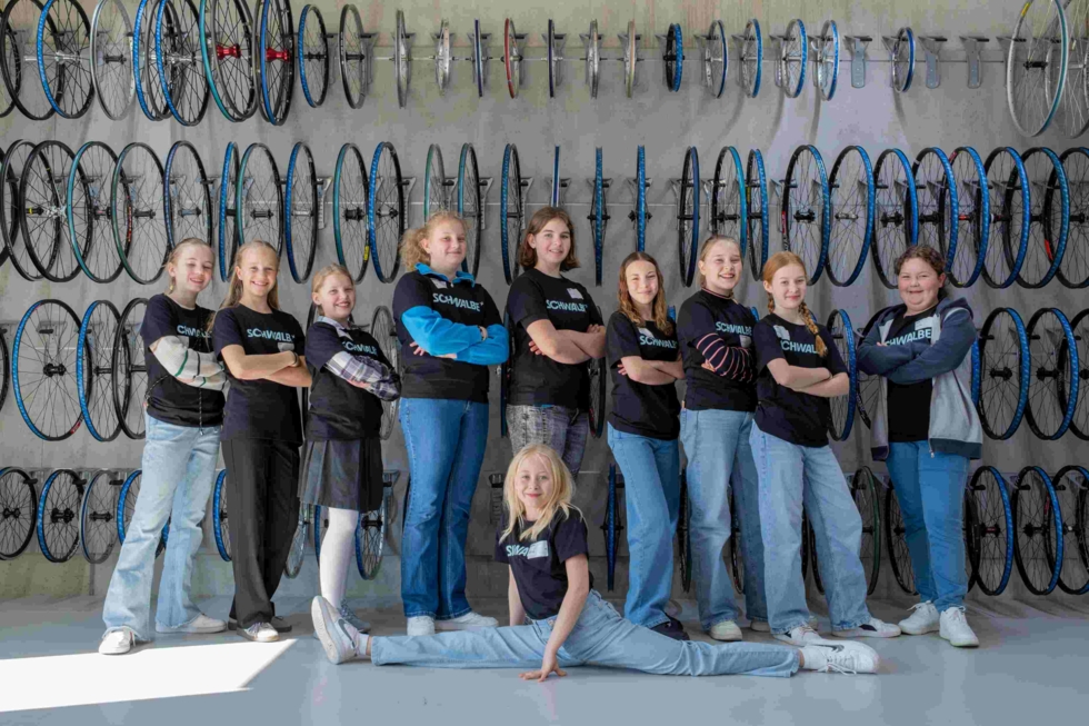 Gruppenbild von Girls'Day-Teilnehmerinnen vor Fahrradreifen