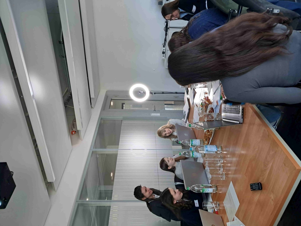 Girls'Day-Teilnehmerinnen und Mitarbeiter vor Computer am Konferenztisch