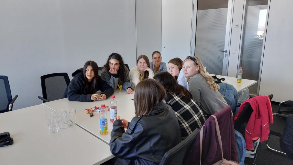 Girls'Day-Teilnehmerinnen am Konferenztisch