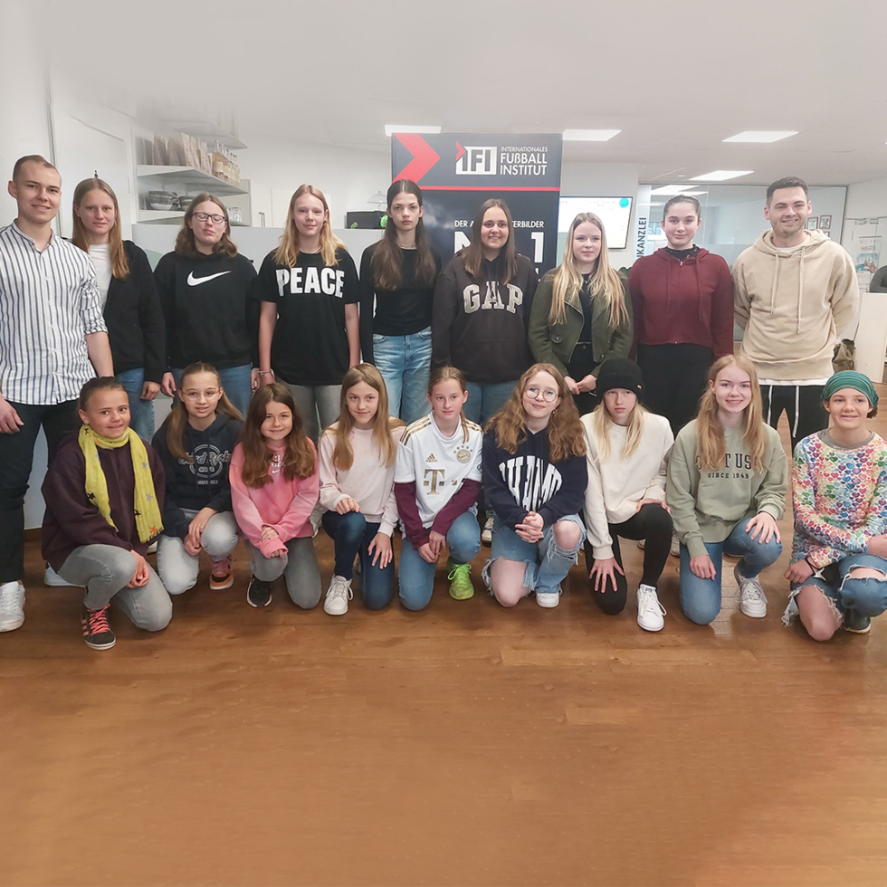 Gruppenbild mit Girls'Day-Teilnehmerinnen beim Internationalen Fußball Institut