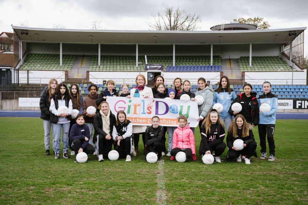 Gruppenfoto mit Girls'Day-Teilnehmerinnen und Bundesjugendministerin Lisa Paus