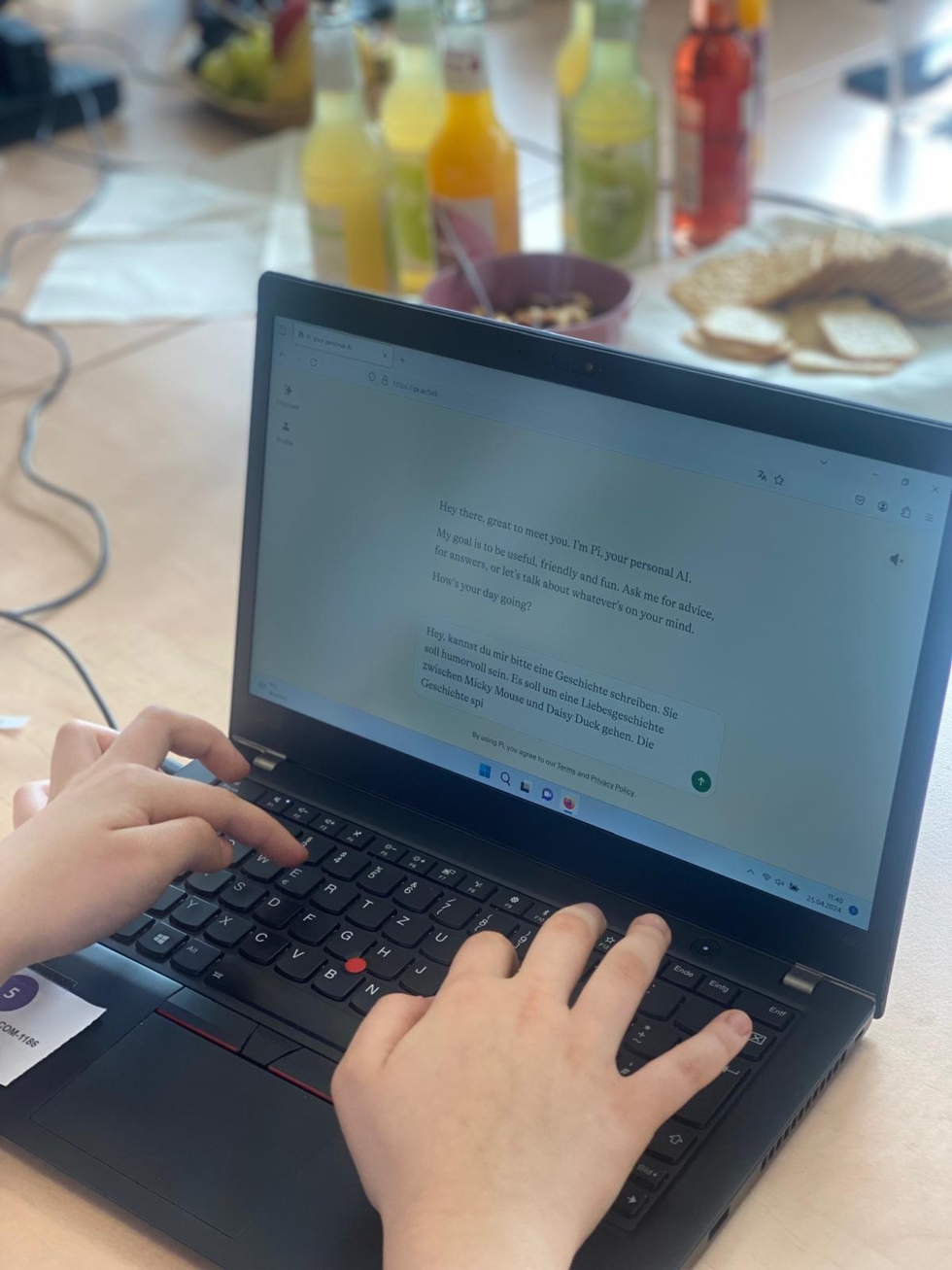 Girls'Day Teilnehmerin arbeitet mit einem KI-Programm am PC