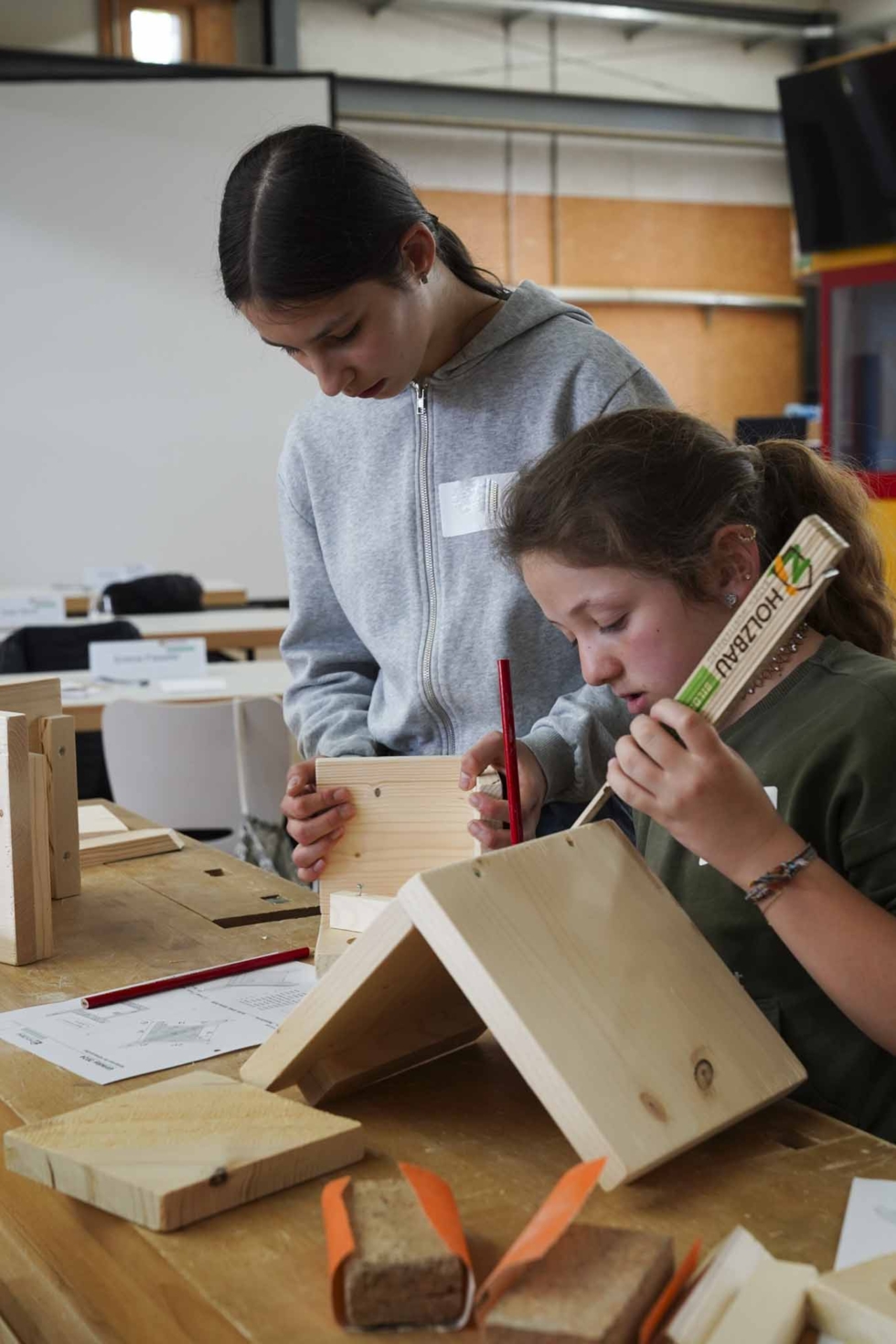 Zwei Mädchen arbeiten mit Holz