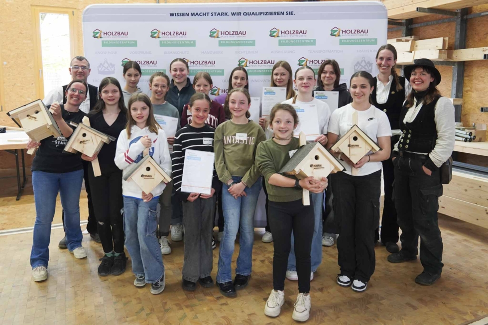Gruppenfoto der Girls'Day-Teilnehmerinnen beim Bildungszentrum Holzbau