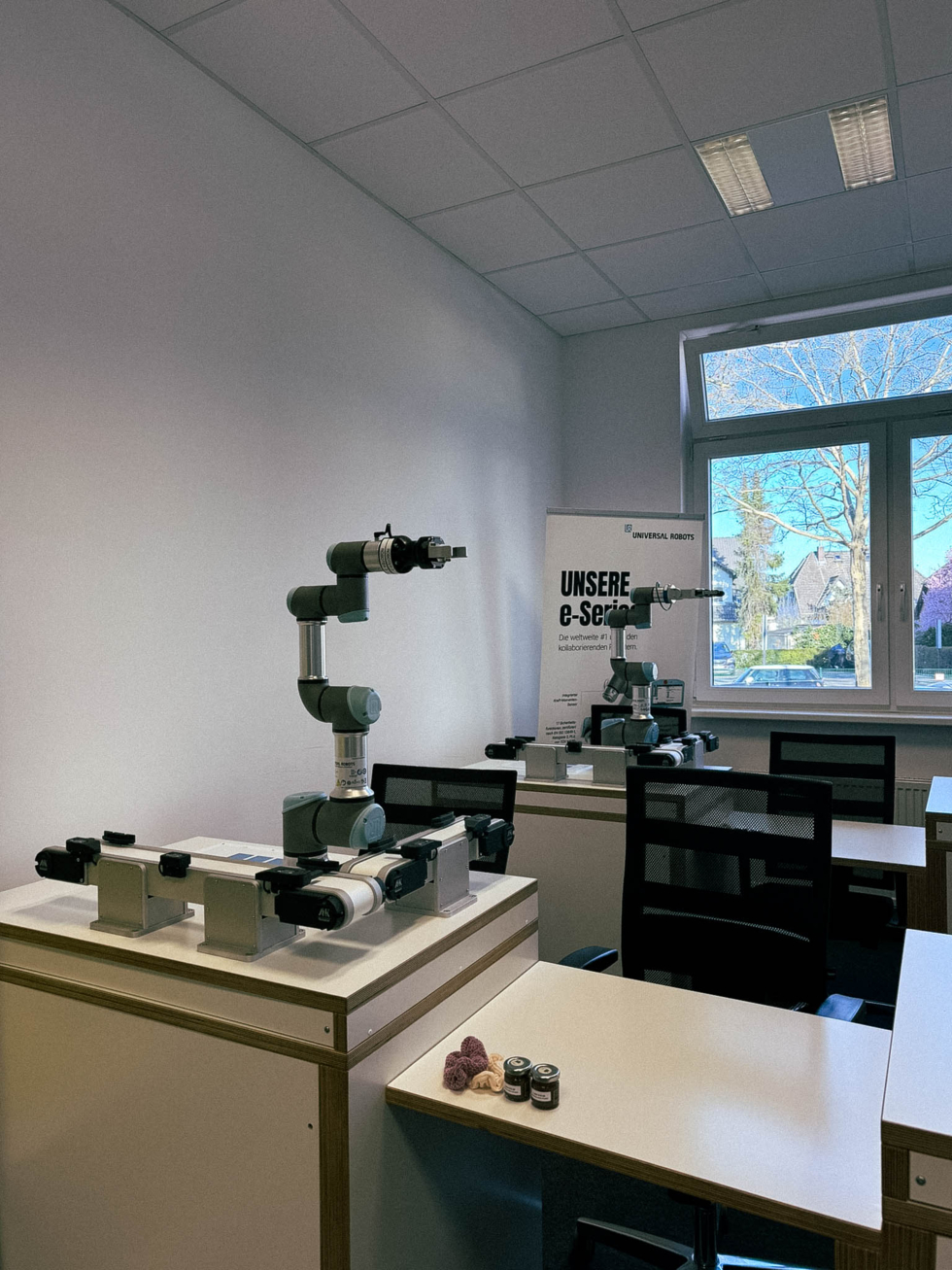 Laborraum mit zwei Mikroskopen auf Tischen, Stühle und ein Fenster
