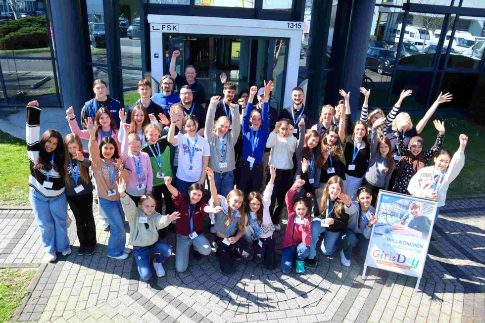 Gruppenbild von Girls'Day-Teilnehmerinnen vor einem Bürogebäude