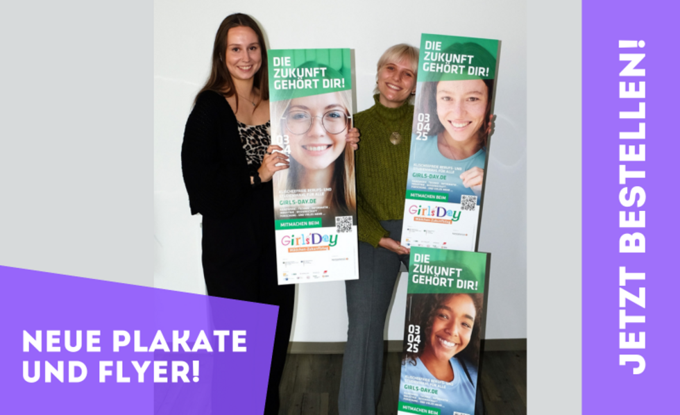 Junge Frauen halten Girls'Day-Plakate