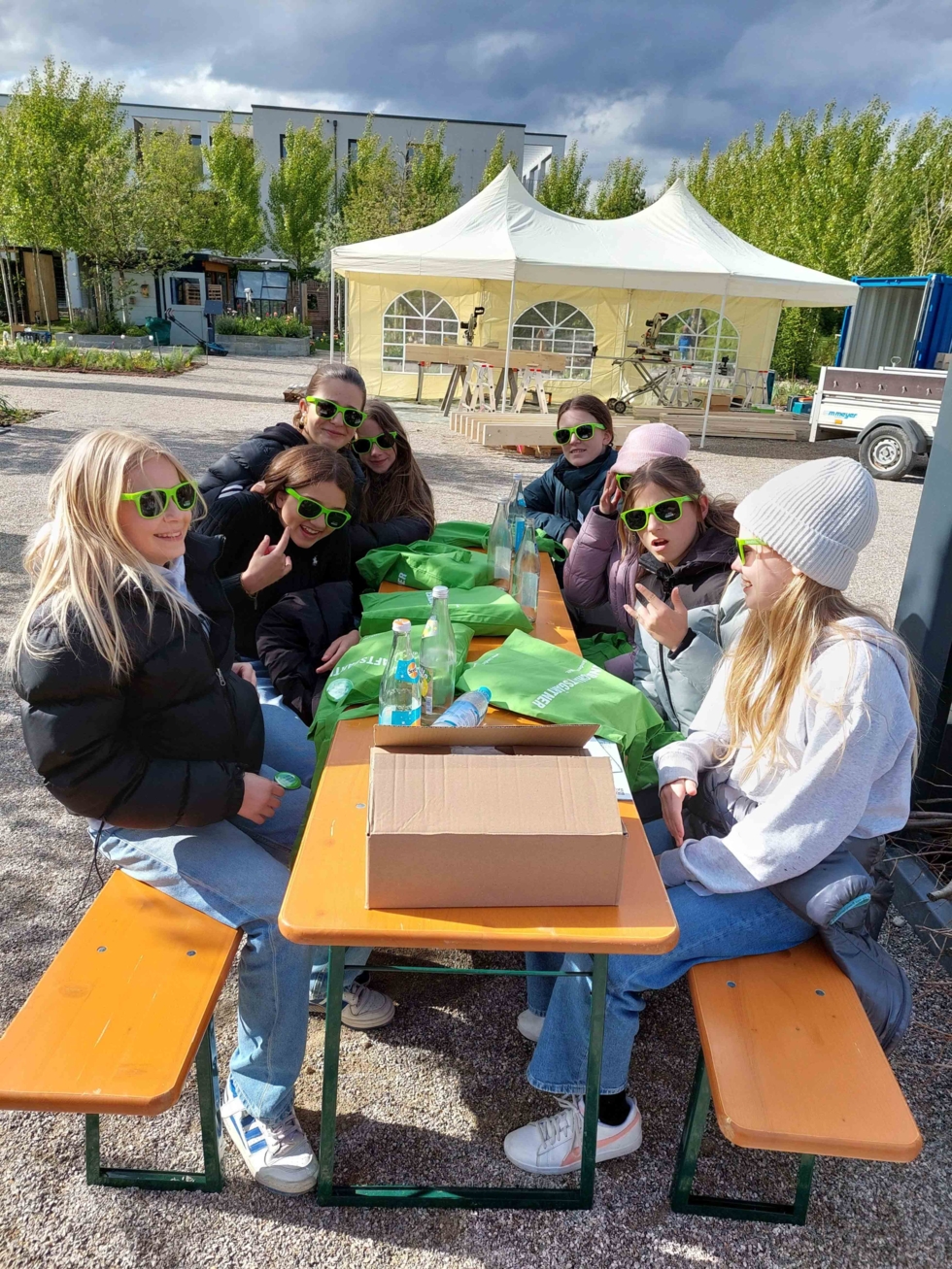 Girls'Day-Teilnehmerinnen mit Sonnenbrillen am Tisch