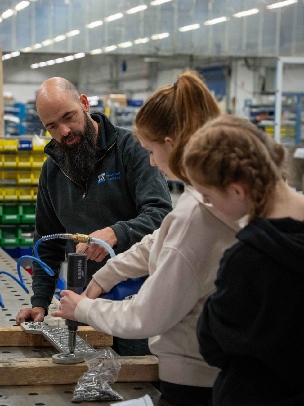Girls'Day Teilnehmerinnen in der Produktion