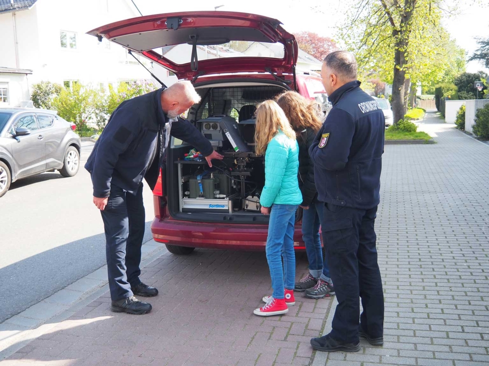 Girls'Day-Teilnehmerinnen mit Ordnungspolizei an einer mobilen Blitzanlage