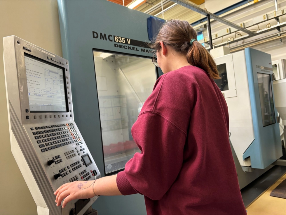 Girls' Day-Teilnehmerin bedient eine Maschine in einer Werkstatt